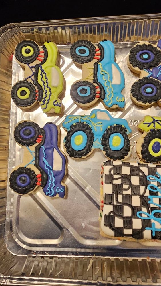 RAH-RAH COOKIES & CUPCAKES